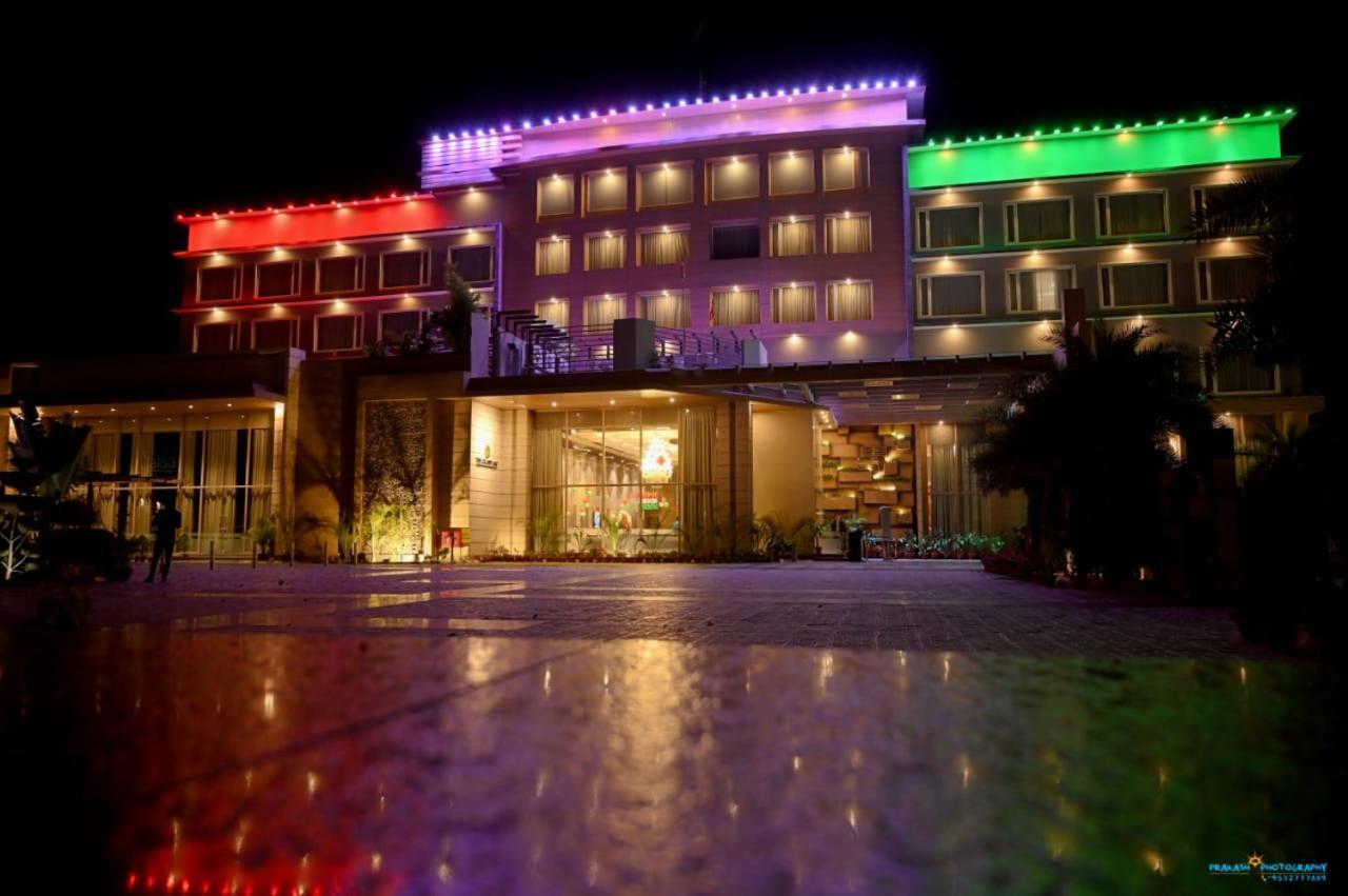 The Grand Arc Hotel & Convention Centre Shahjahanpur Exterior photo